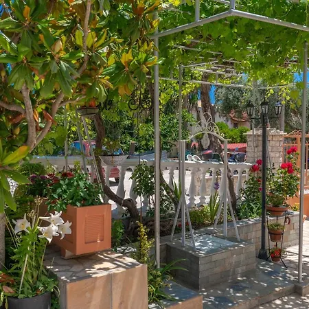 Semesterbostad Erasmia- House 2 Upper Floor